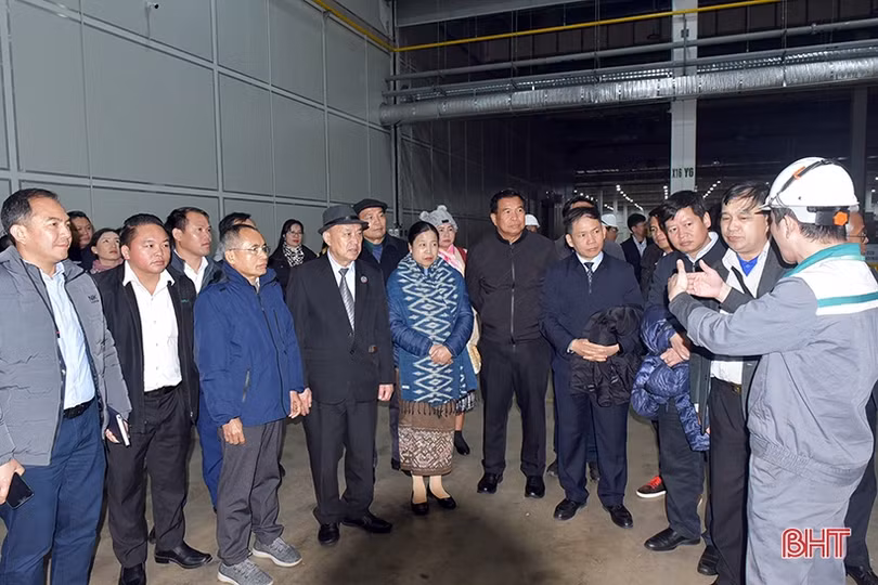 Đoàn đại biểu Quốc hội Lào dâng hương địa chỉ đỏ, tham quan KKT Vũng Áng