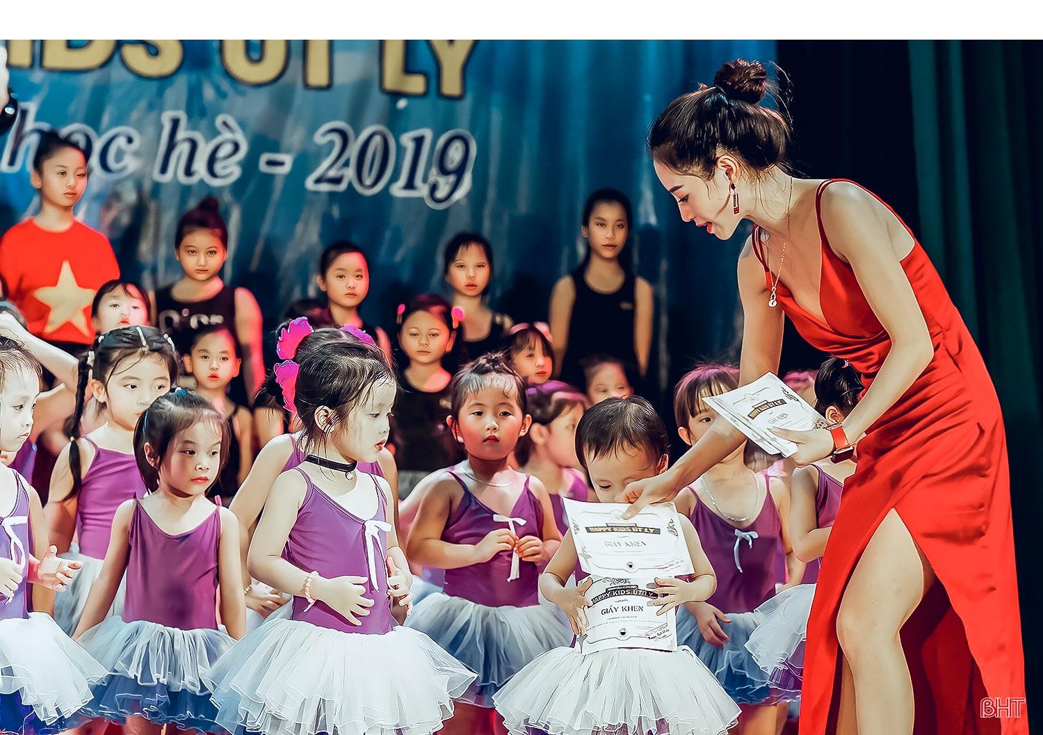 Cô giáo 9X dạy múa chuyên nghiệp cho trẻ em nông thôn Hà Tĩnh