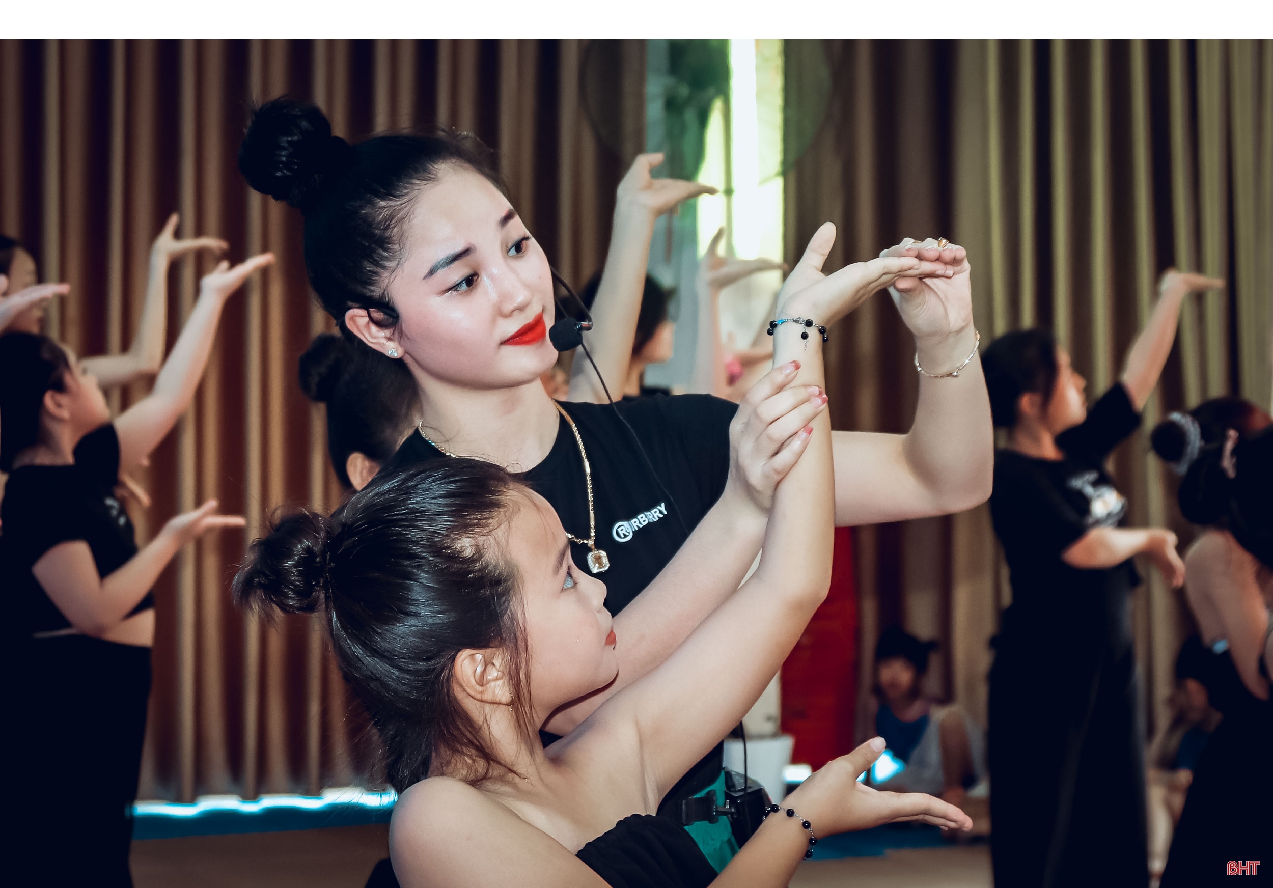 Cô giáo 9X dạy múa chuyên nghiệp cho trẻ em nông thôn Hà Tĩnh