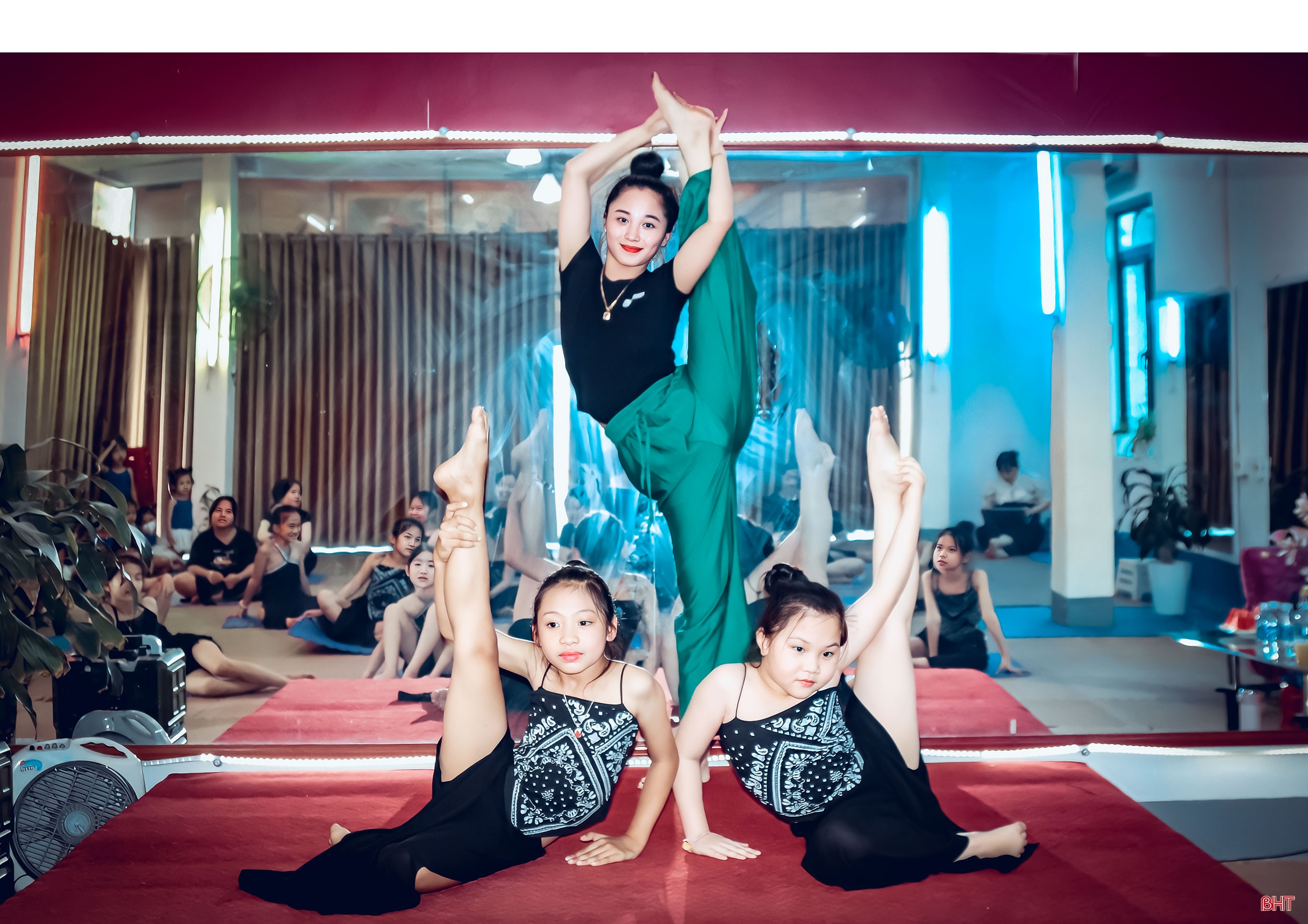 Cô giáo 9X dạy múa chuyên nghiệp cho trẻ em nông thôn Hà Tĩnh