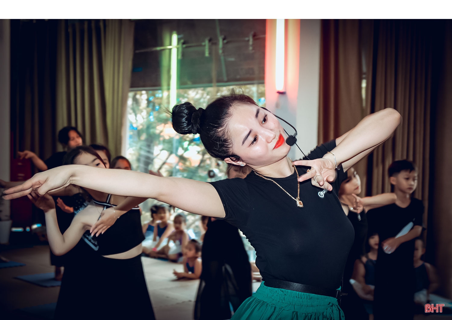 Cô giáo 9X dạy múa chuyên nghiệp cho trẻ em nông thôn Hà Tĩnh