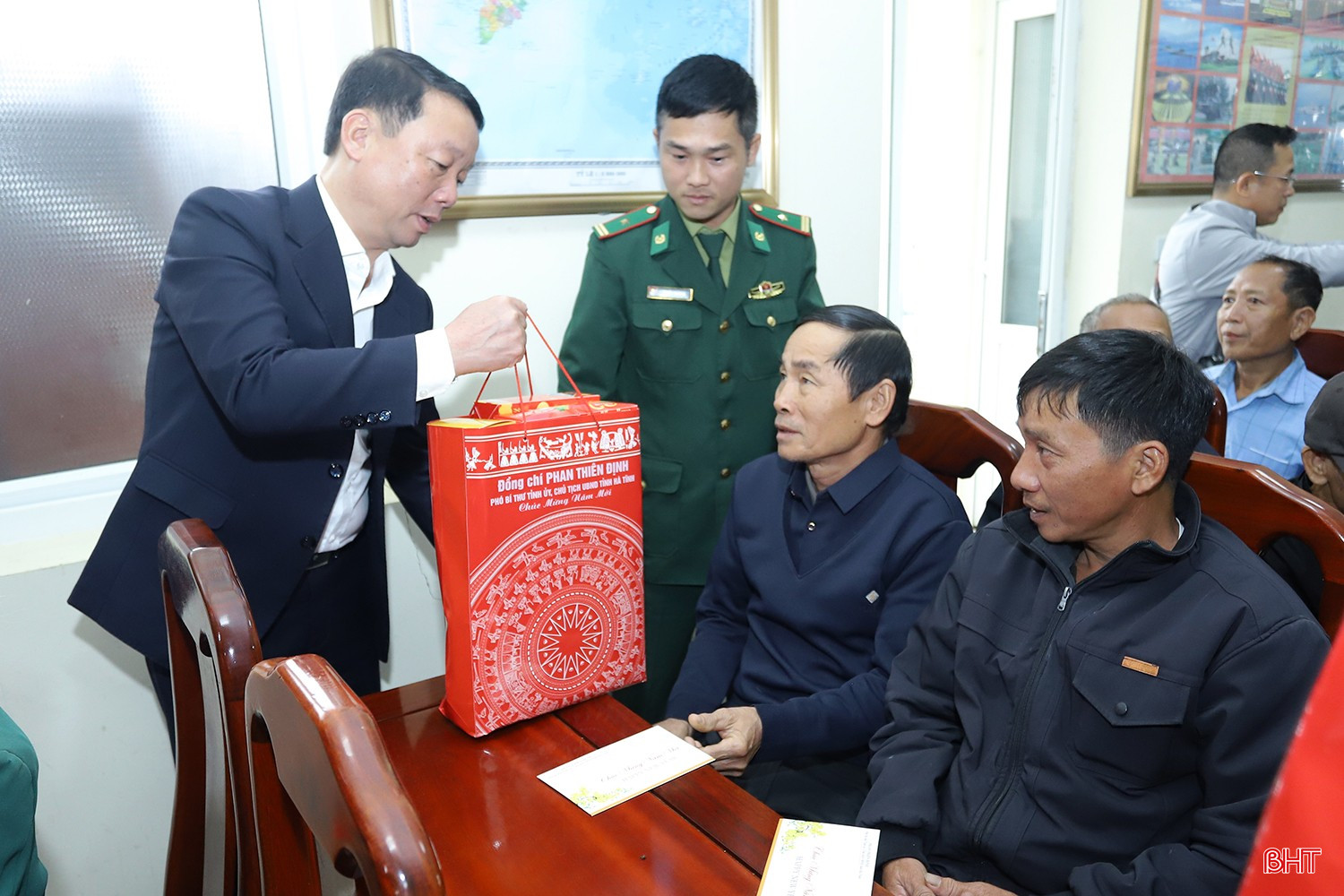 bqbht_br_chu-tich-tinhkiem-tra-san-sang-chien-dau-son-hong-8.jpg