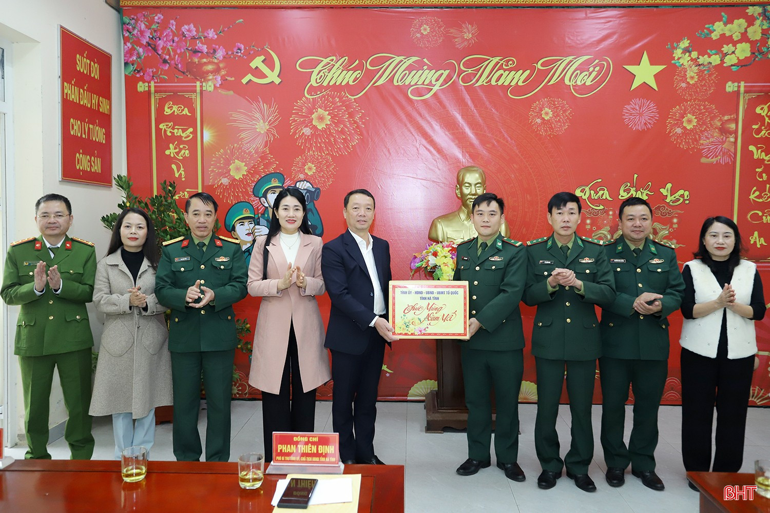 bqbht_br_chu-tich-tinhkiem-tra-san-sang-chien-dau-son-hong-2a.jpg
