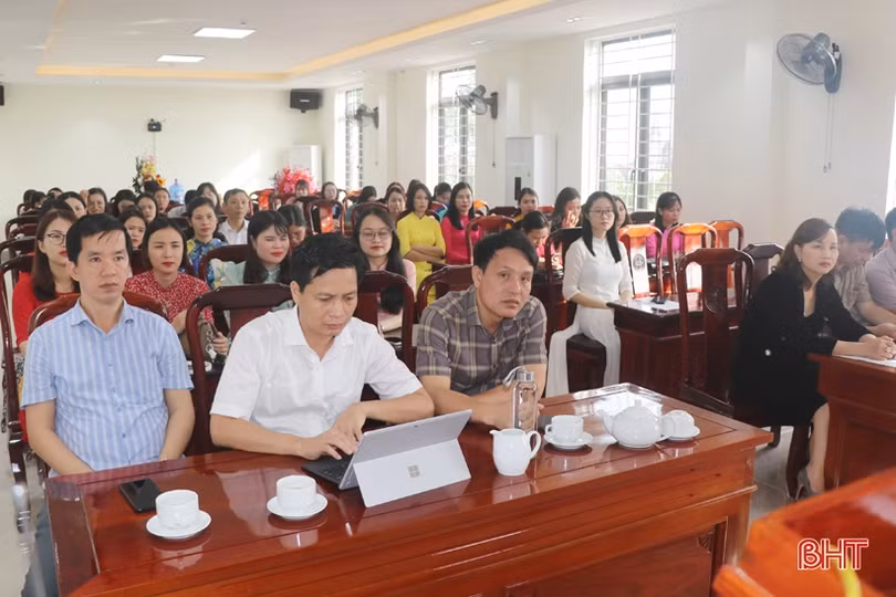 Trao quyết định tuyển dụng và tiếp nhận 41 viên chức ngành GD&ĐT Hà Tĩnh