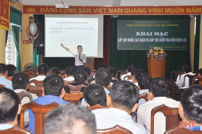 Gần 120 học viên tham gia tập huấn, sát hạch kiểm tra viên điện lực