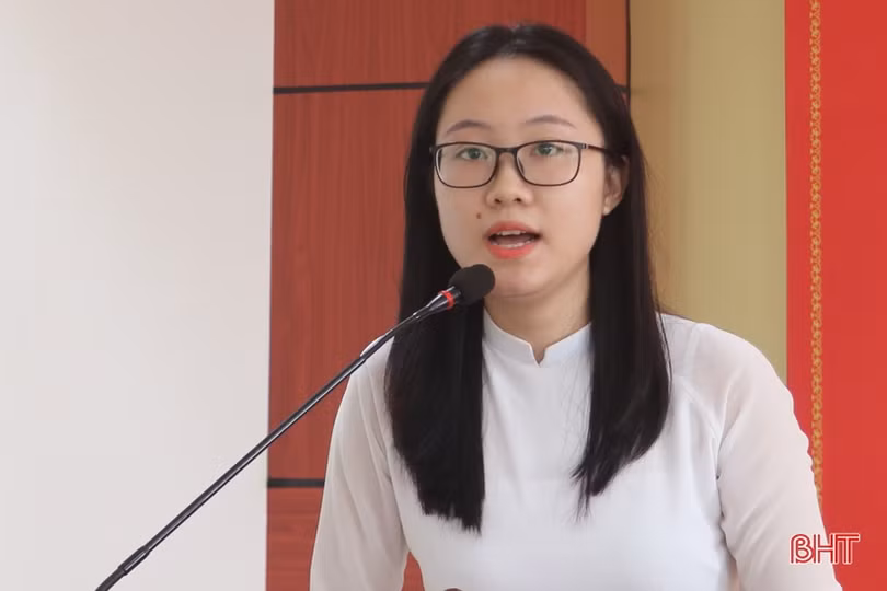 Trao quyết định tuyển dụng và tiếp nhận 41 viên chức ngành GD&ĐT Hà Tĩnh