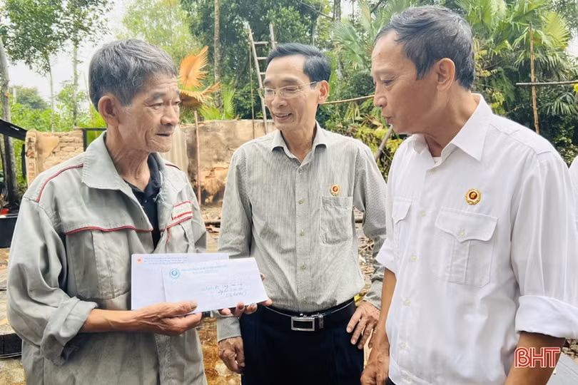 Trao hỗ trợ 16 triệu đồng cho hội viên CCB bị hỏa hoạn ở Hương Sơn