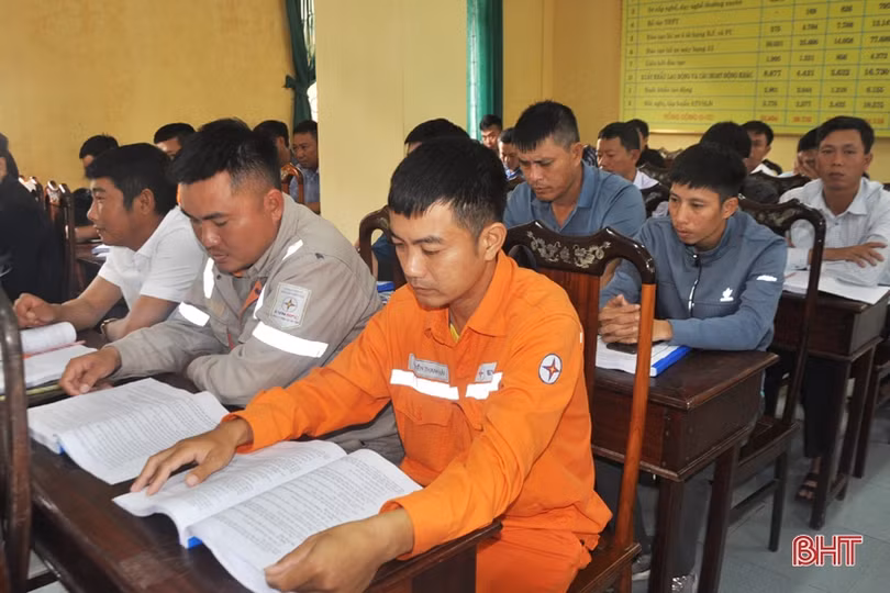 Gần 120 học viên tham gia tập huấn, sát hạch kiểm tra viên điện lực