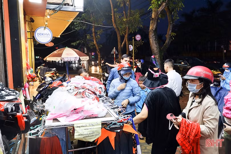 Nườm nượp sắm đồ chơi đêm Halloween ở Hà Tĩnh