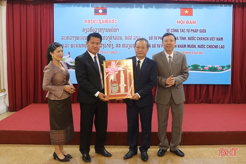 Sở Tư pháp Hà Tĩnh - Khăm Muồn hội đàm về công tác tư pháp