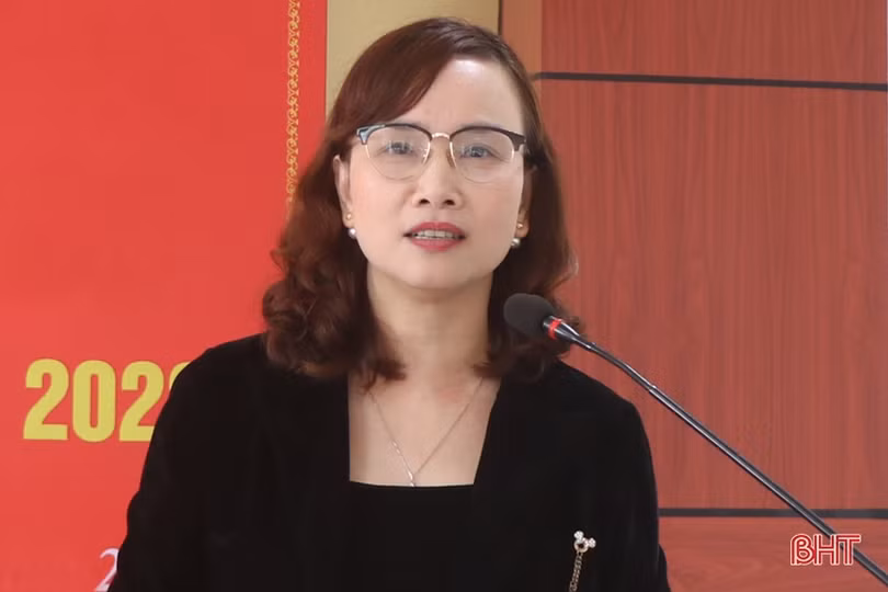 Trao quyết định tuyển dụng và tiếp nhận 41 viên chức ngành GD&ĐT Hà Tĩnh