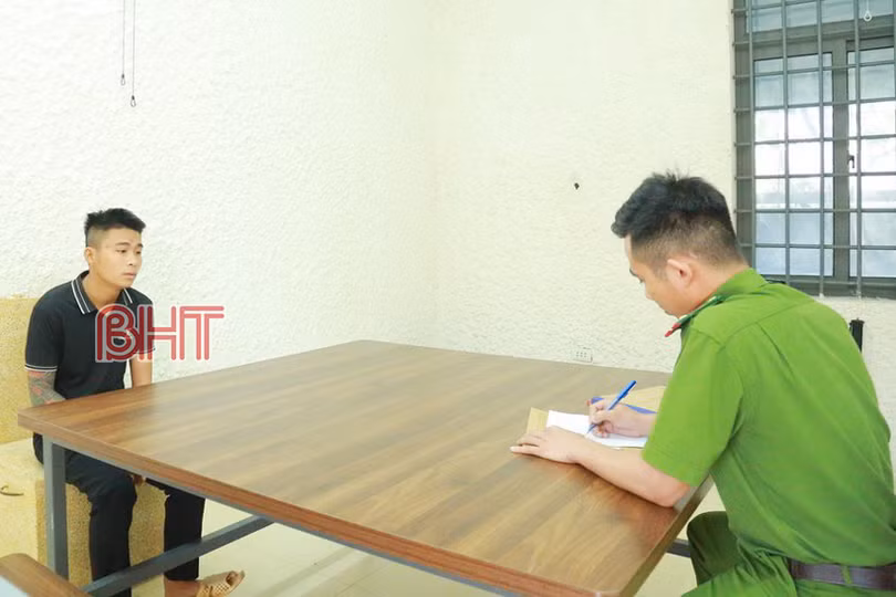Hà Tĩnh: Bắt tạm giam 2 đối tượng cướp điện thoại người đi đường