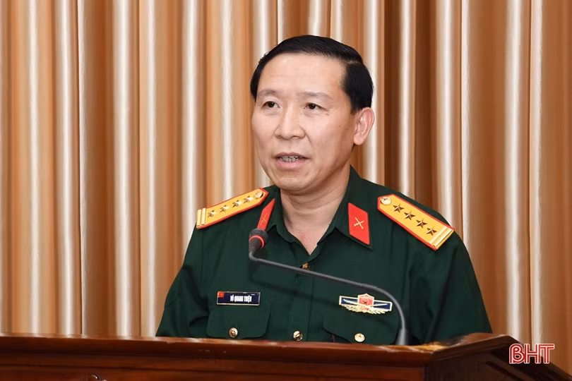 Bộ CHQS tỉnh Hà Tĩnh công bố, trao các quyết định về điều động, bổ nhiệm cán bộ