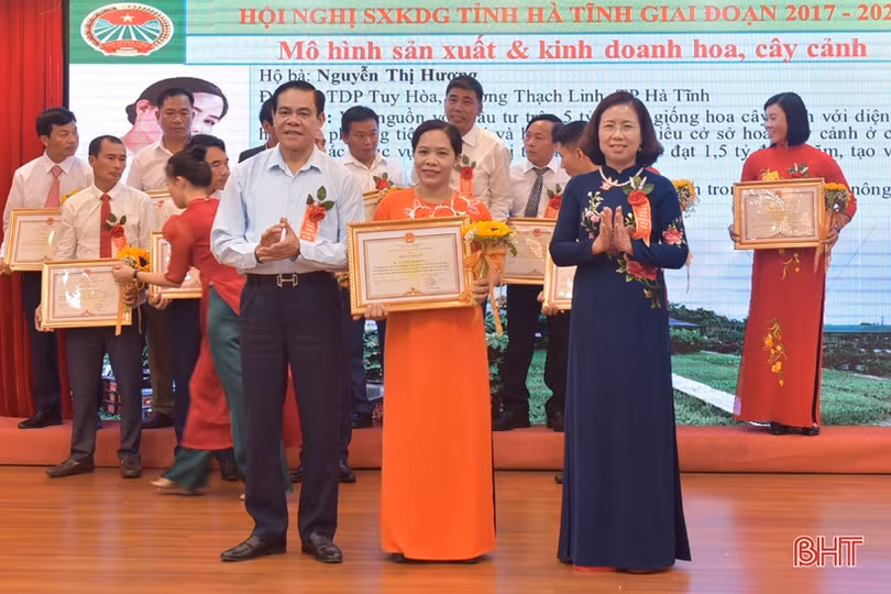 Từ bán hoa - cây cảnh thành “nông dân sản xuất kinh doanh giỏi” ở Hà Tĩnh