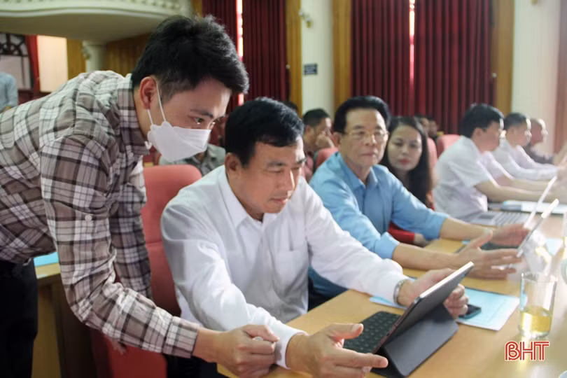 Hướng dẫn đại biểu HĐND tỉnh Hà Tĩnh sử dụng phần mềm “kỳ họp không giấy”