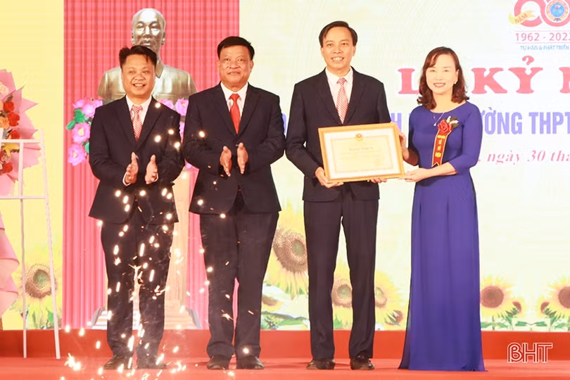 Trường THPT Cẩm Xuyên kỷ niệm 60 năm thành lập