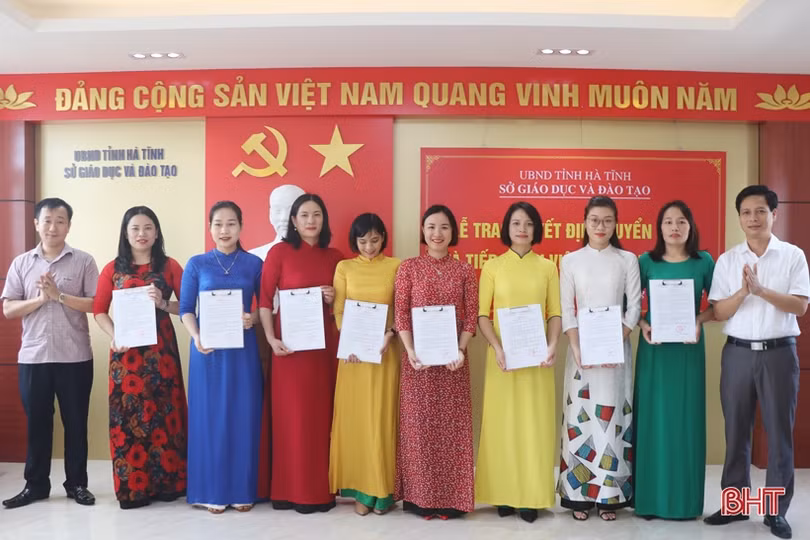 Trao quyết định tuyển dụng và tiếp nhận 41 viên chức ngành GD&ĐT Hà Tĩnh