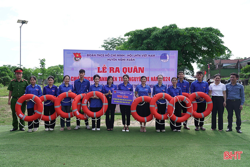 Huyện đoàn Nghi Xuân cũng đã trao tặng 10 phao cứu sinh cho các chi đoàn cơ sở để làm điểm phao cứu sinh, cảnh báo đuối nước....