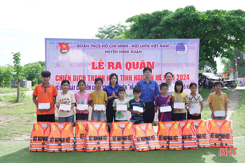 Sáng 2/6, tại thôn Hồng Nhất, xã Xuân Giang, Huyện đoàn Nghi Xuân tổ chức ra quân chiến dịch thanh niên tình nguyện hè năm 2024. Huyện đoàn, Đoàn xã Xuân Giang đã trao tặng 17 suất quà và áo phao cho thiếu nhi có hoàn cảnh khó khăn trên địa bàn.