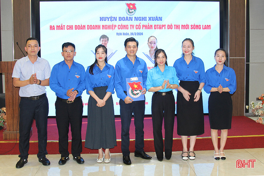 Huyện đoàn Nghi Xuân trao quyết định thành lập Chi đoàn Công ty CP Đầu tư và Phát triển đô thị mới Sông Lam (TDP 2, thị trấn Xuân An) với 40 đoàn viên... (Ảnh: Hữu Trung)