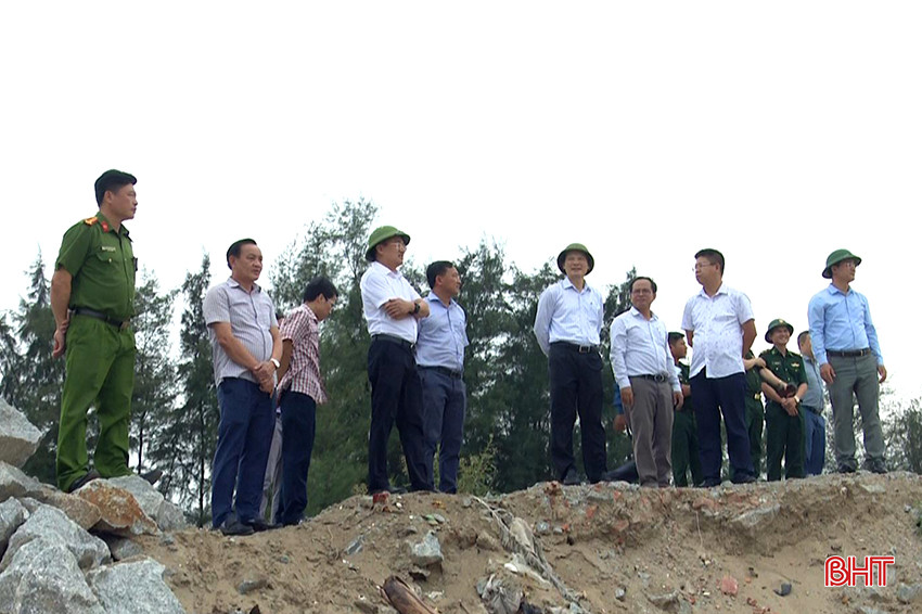Đoàn công tác kiểm tra công trình xử lý cấp bách chống sạt lở bờ biển trên địa bàn xã Xuân Hội.