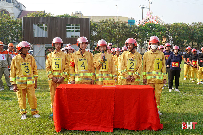 Tham gia hội thi, các đội trải qua 2 phần thi lý thuyết và thực hành. Ở phần lý thuyết, các đội trả lời 30 câu hỏi kiến thức về công tác PCCC, cứu nạn, cứu hộ.
