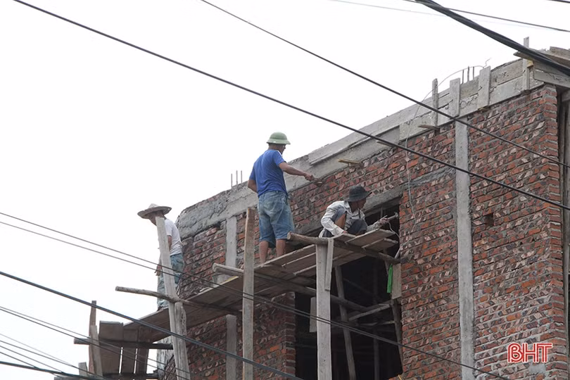 Rùng mình xem thợ xây “làm xiếc” trên những giàn giáo thô sơ ở Hà Tĩnh