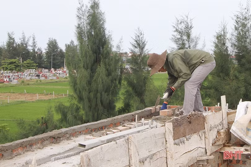 Rùng mình xem thợ xây “làm xiếc” trên những giàn giáo thô sơ ở Hà Tĩnh