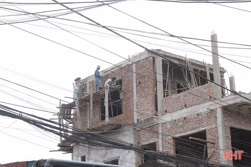 Rùng mình xem thợ xây “làm xiếc” trên những giàn giáo thô sơ ở Hà Tĩnh