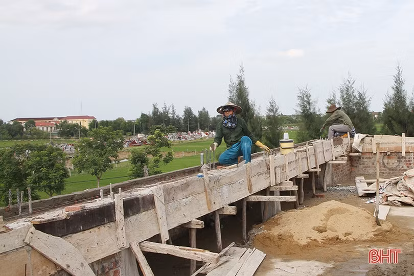 Rùng mình xem thợ xây “làm xiếc” trên những giàn giáo thô sơ ở Hà Tĩnh