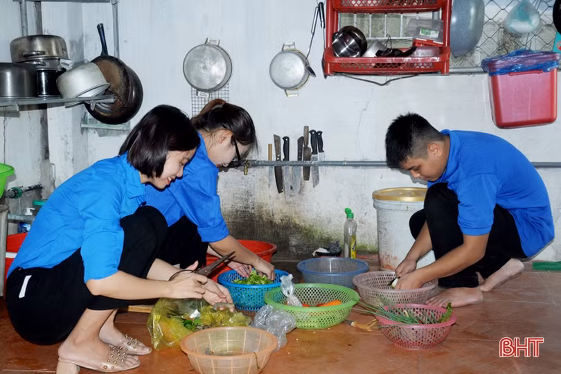 Ấm áp bữa cơm tình nghĩa bên gia đình Mẹ Việt Nam Anh hùng