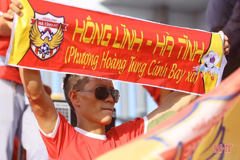 CĐV Hồng Lĩnh Hà Tĩnh “tiếp lửa” đội nhà trận đầu tiên trên sân mới