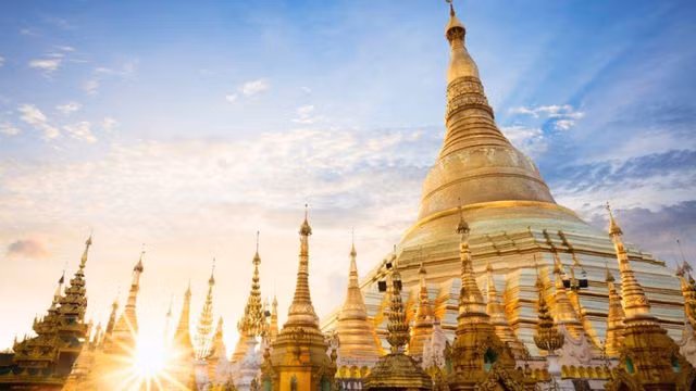Ngôi chùa dát gần trăm tấn vàng, hàng ngàn viên kim cương và hồng ngọc
