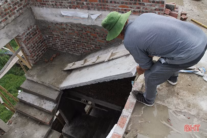 Rùng mình xem thợ xây “làm xiếc” trên những giàn giáo thô sơ ở Hà Tĩnh