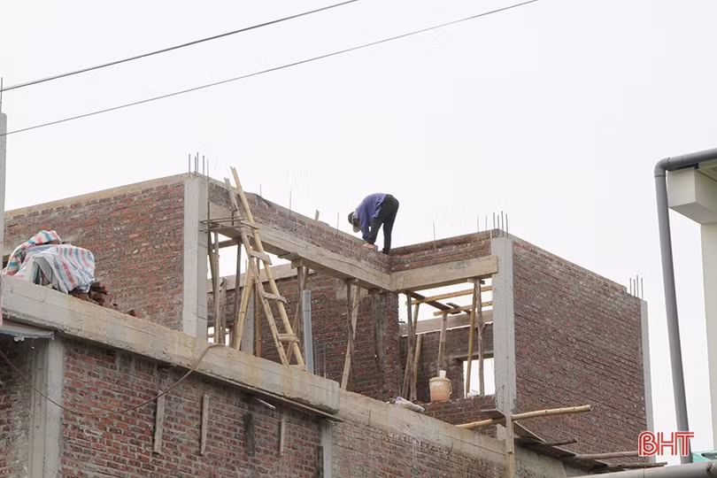 Rùng mình xem thợ xây “làm xiếc” trên những giàn giáo thô sơ ở Hà Tĩnh