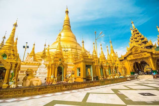 Ngôi chùa dát gần trăm tấn vàng, hàng ngàn viên kim cương và hồng ngọc
