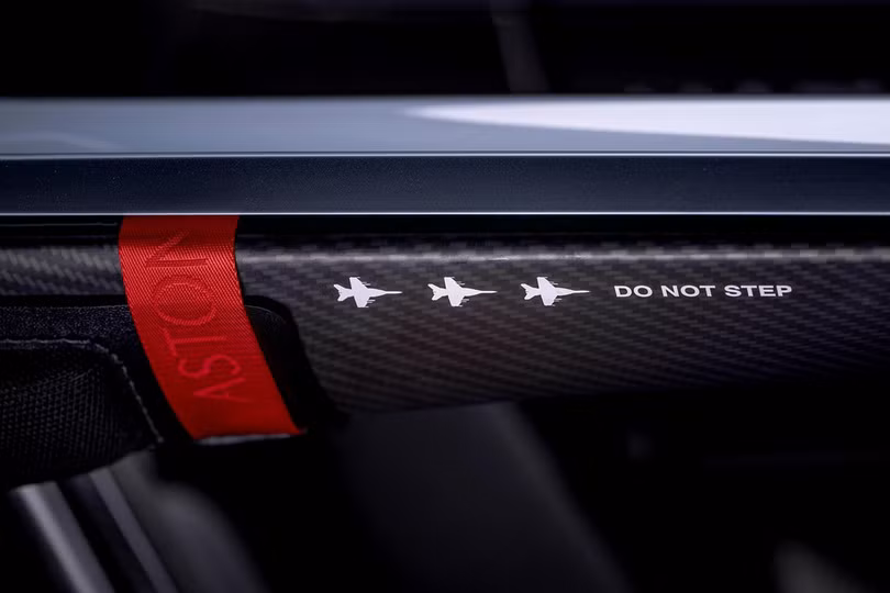 Aston Martin V12 Speedster - siêu xe độc lạ, giá 1 triệu USD