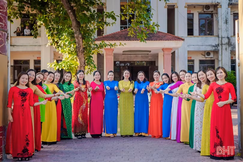 Phụ nữ Hà Tĩnh rạng ngời trong tuần lễ hưởng ứng sự kiện “Áo dài - Di sản văn hóa Việt Nam”