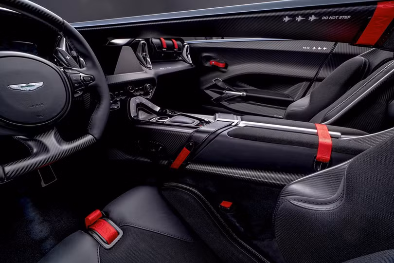 Aston Martin V12 Speedster - siêu xe độc lạ, giá 1 triệu USD