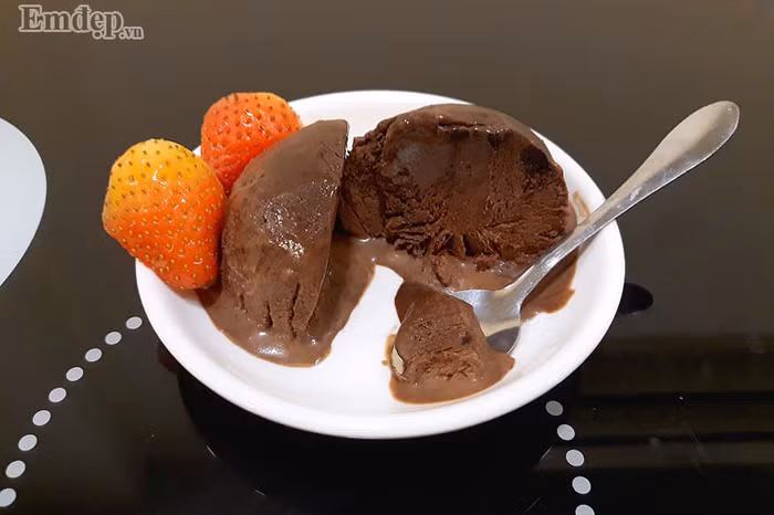 Lũ trẻ đang được nghỉ học, làm ngay món kem chocolate đảm bảo thích mê