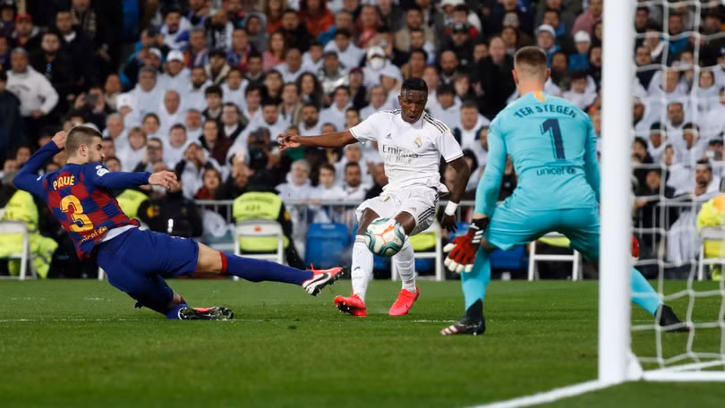 Chiến thắng siêu kinh điển, Real chiếm ngôi đầu La Liga