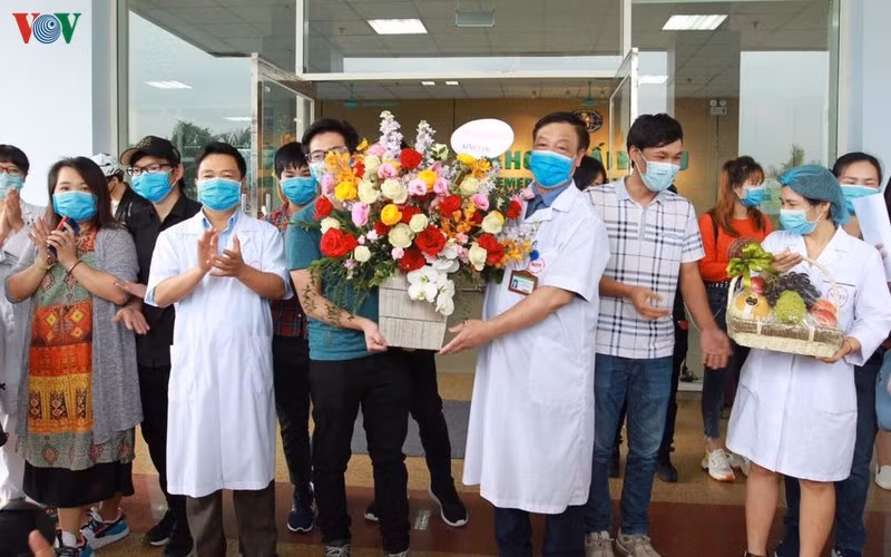30 người từ Vũ Hán trở về xuất viện, tiếp tục theo dõi y tế tại nhà