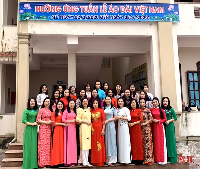 Phụ nữ Hà Tĩnh rạng ngời trong tuần lễ hưởng ứng sự kiện “Áo dài - Di sản văn hóa Việt Nam”