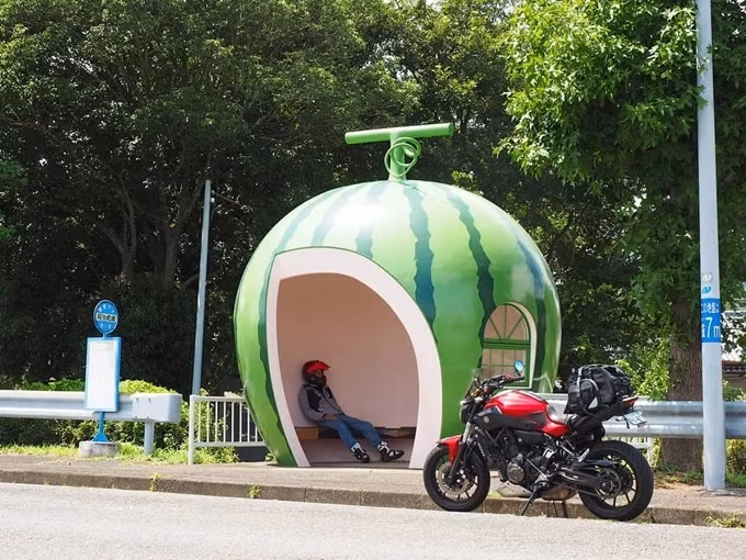 Độc đáo nhà chờ xe buýt hoa quả ở Nhật