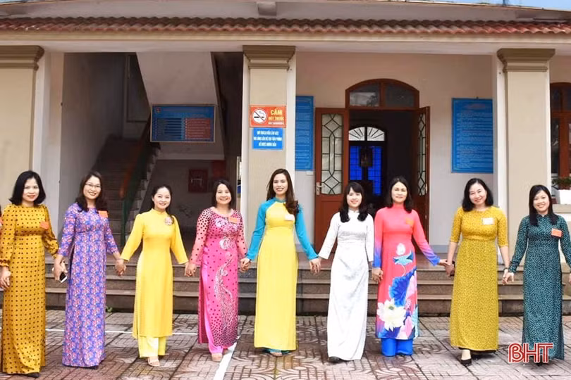 Phụ nữ Hà Tĩnh rạng ngời trong tuần lễ hưởng ứng sự kiện “Áo dài - Di sản văn hóa Việt Nam”