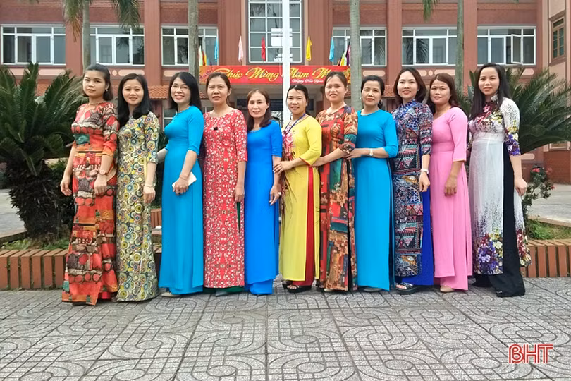 Phụ nữ Hà Tĩnh rạng ngời trong tuần lễ hưởng ứng sự kiện “Áo dài - Di sản văn hóa Việt Nam”