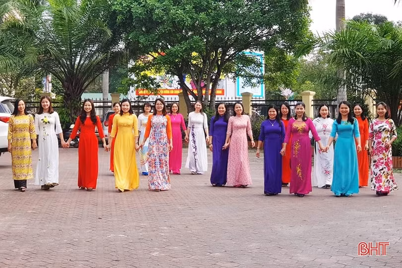 Phụ nữ Hà Tĩnh rạng ngời trong tuần lễ hưởng ứng sự kiện “Áo dài - Di sản văn hóa Việt Nam”