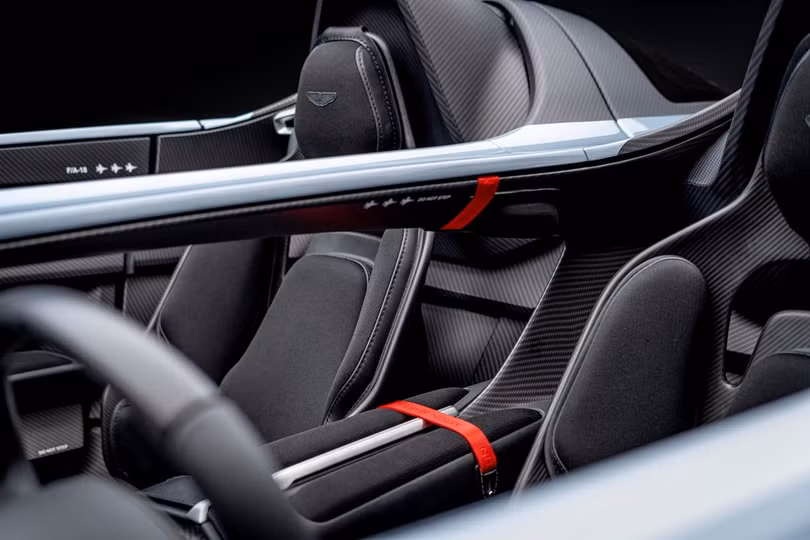 Aston Martin V12 Speedster - siêu xe độc lạ, giá 1 triệu USD