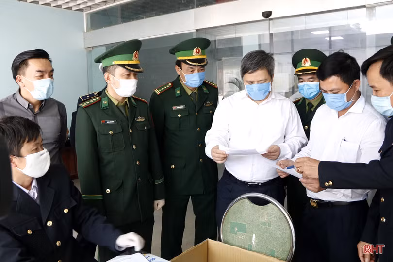 Kiểm dịch chặt chẽ người và phương tiện nhập cảnh qua Cửa khẩu Cầu Treo