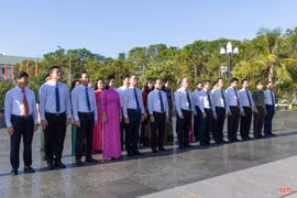 Lãnh đạo tỉnh Hà Tĩnh dâng hương báo công dâng Bác nhân dịp các ngày lễ lớn